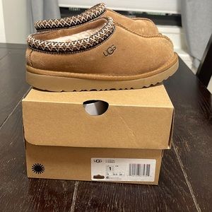 UGG Tasman children’s slipper in size 1 US with box